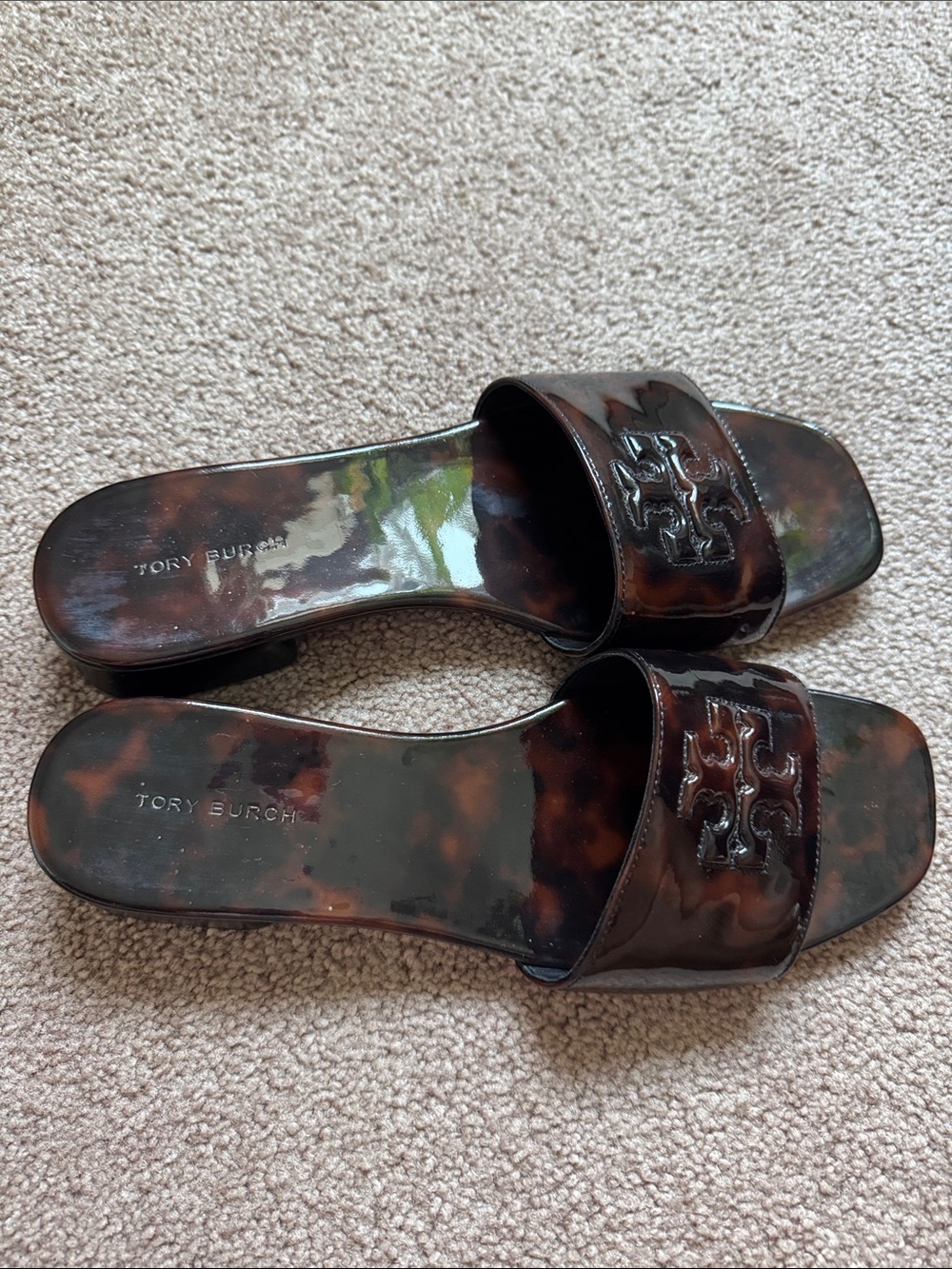 Tory Burch Brown Tortoiseshell Patent Logo Slide Sandals - Picture 4 of 14